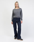 Pullover mit weitem U-Boot-Ausschnitt kombiniert mit Jeans