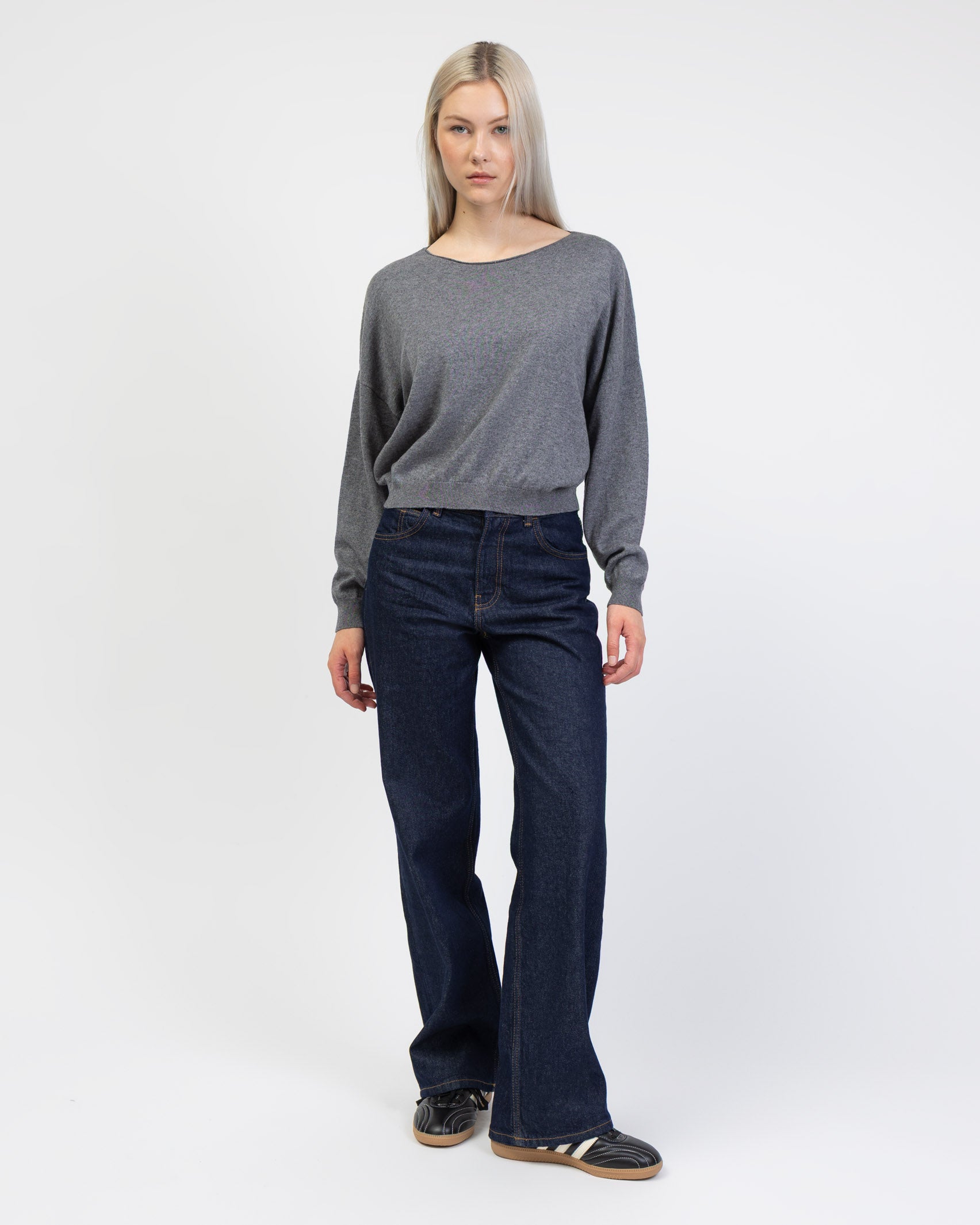 Pullover mit weitem U-Boot-Ausschnitt kombiniert mit Jeans