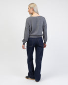 Pullover mit weitem U-Boot-Ausschnitt von hinten