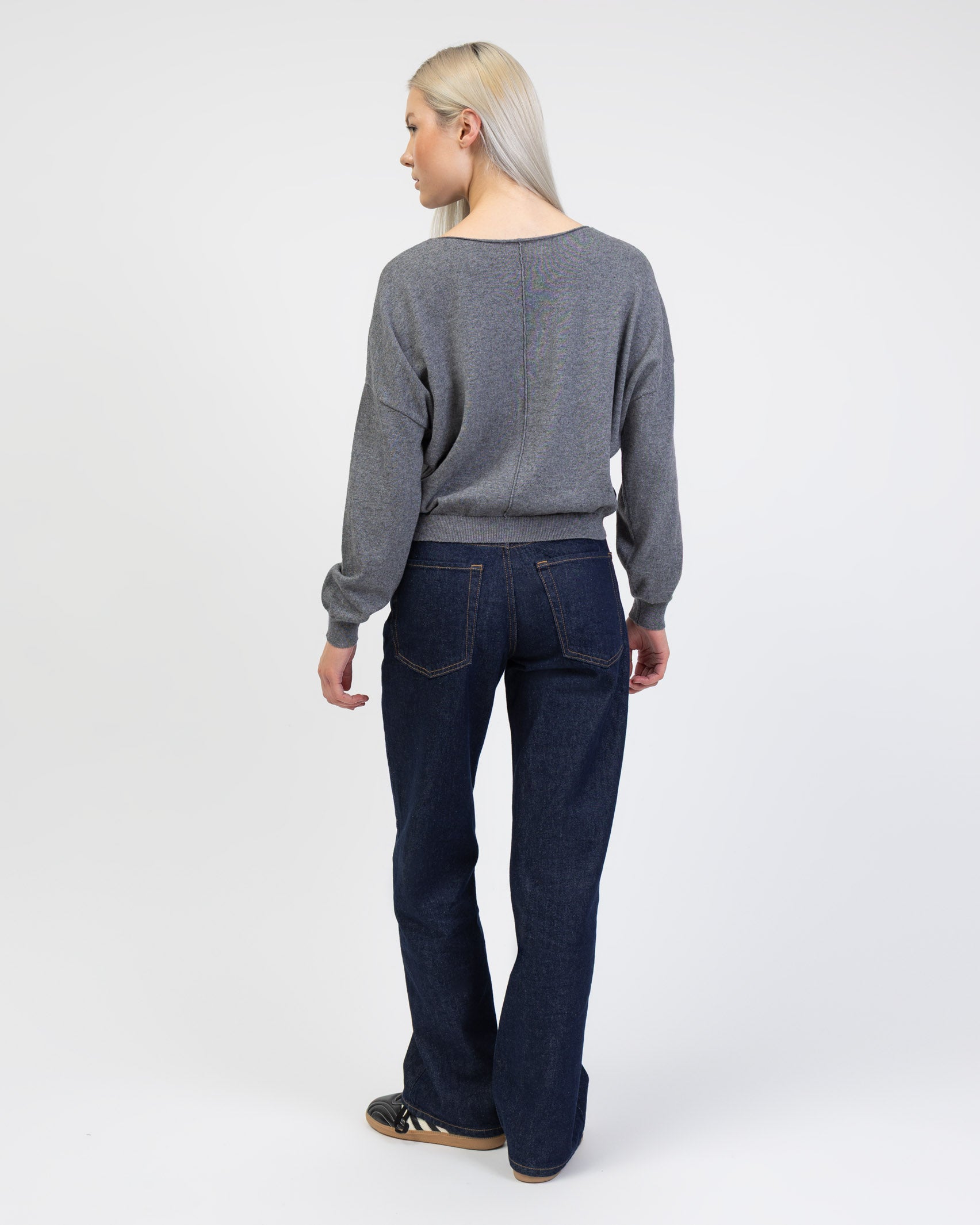 Pullover mit weitem U-Boot-Ausschnitt von hinten