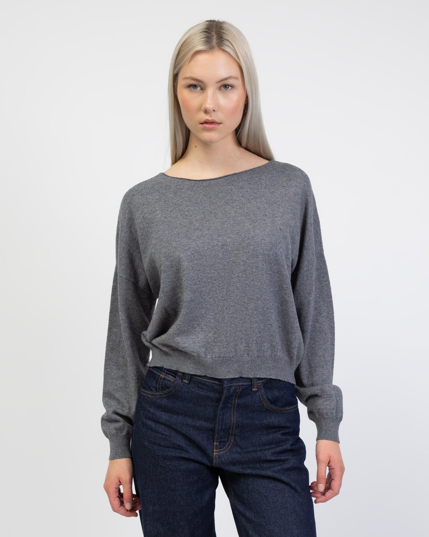 Pullover mit weitem U-Boot-Ausschnitt von vorne