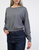 Pullover mit weitem U-Boot-Ausschnitt im Detail