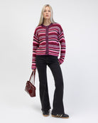 Bunt gestreifte Strickjacke von vorne