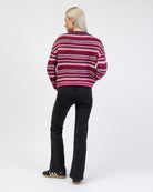 Bunt gestreifte Strickjacke von hinten