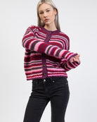 Bunt gestreifte Strickjacke im Detail