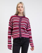 Bunt gestreifte Strickjacke von vorne kombiniert mit Jeans