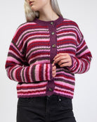 Bunt gestreifte Strickjacke im Detail