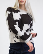 Pullover mit Cow-Print im Detail