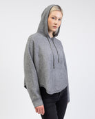 Pullover Poncho mit Kapuze von der Seite