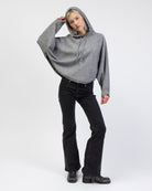 Pullover Poncho mit Kapuze kombiniert mit Jeans