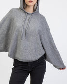 Pullover Poncho mit Kapuze im Detail