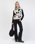 Weste mit Cow-Print kombiinert mit Jeans