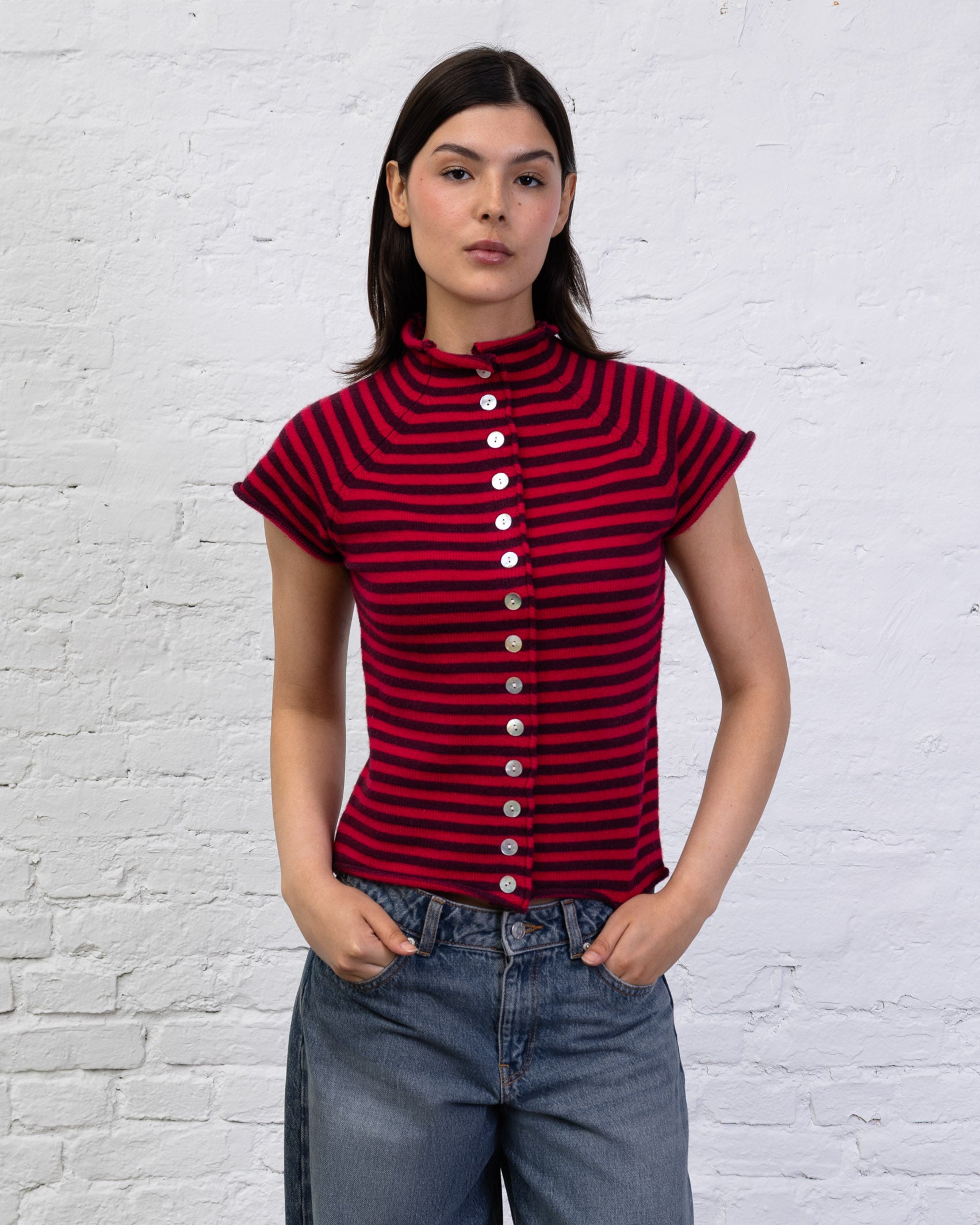 Kurzärmlige Strickjacke mit Streifen
