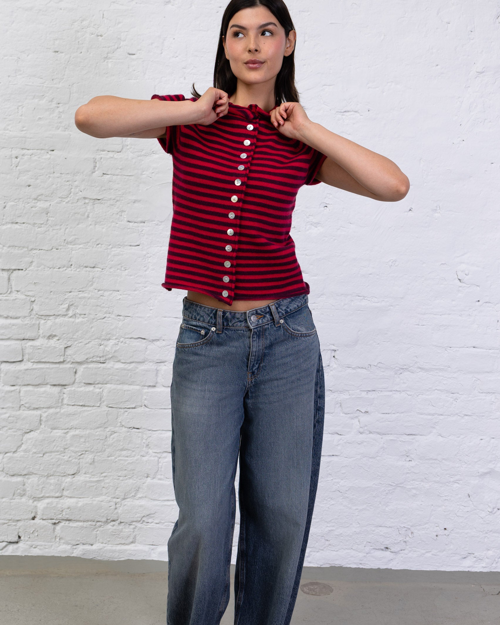 Kurzärmlige Strickjacke mit Streifen