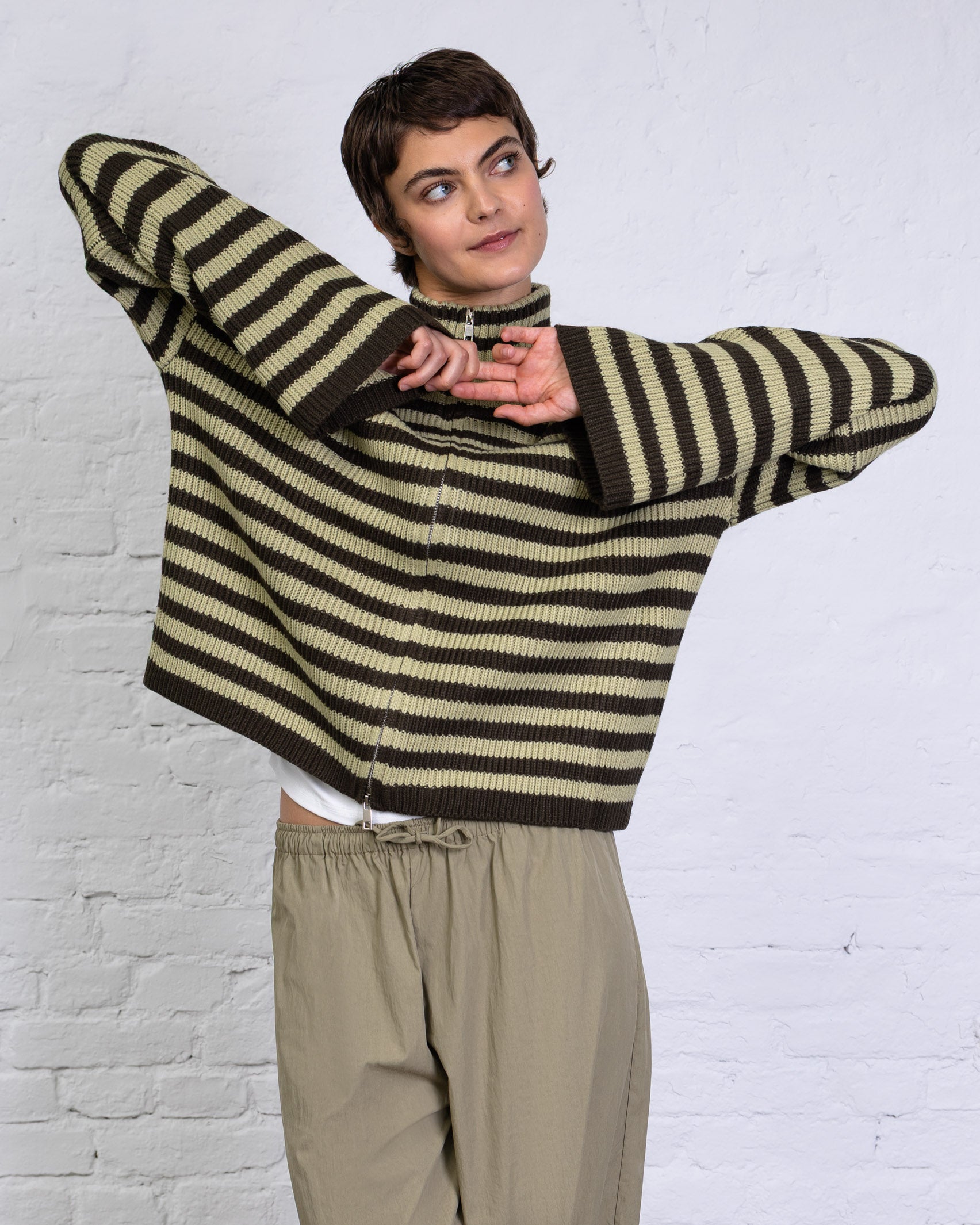 Gestreifte Strickjacke mit weiten Ärmeln