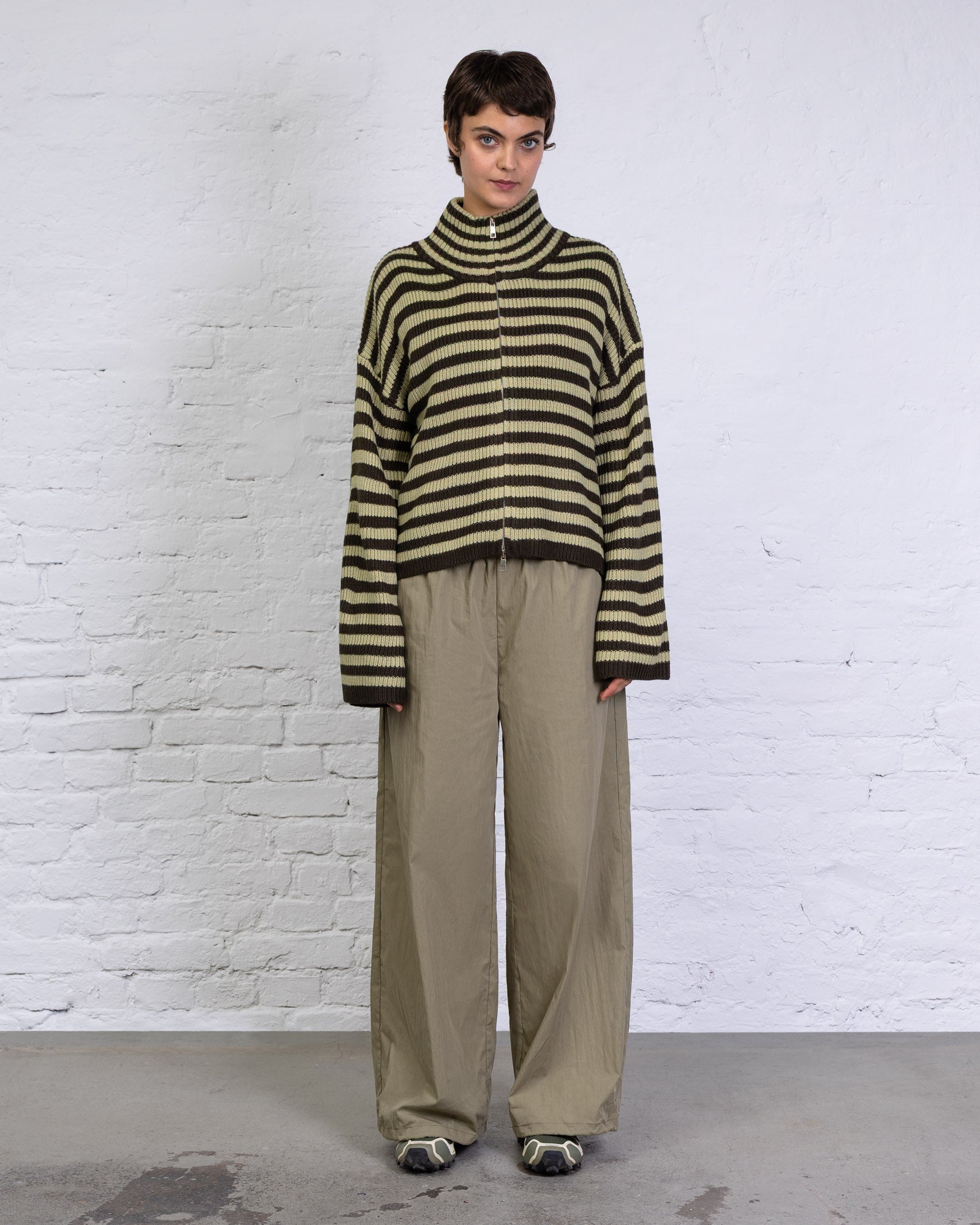 Gestreifte Strickjacke mit weiten Ärmeln