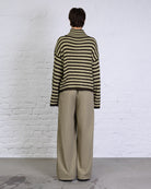 Gestreifte Strickjacke mit weiten Ärmeln