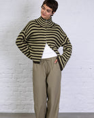 Gestreifte Strickjacke mit weiten Ärmeln