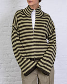 Gestreifte Strickjacke mit weiten Ärmeln
