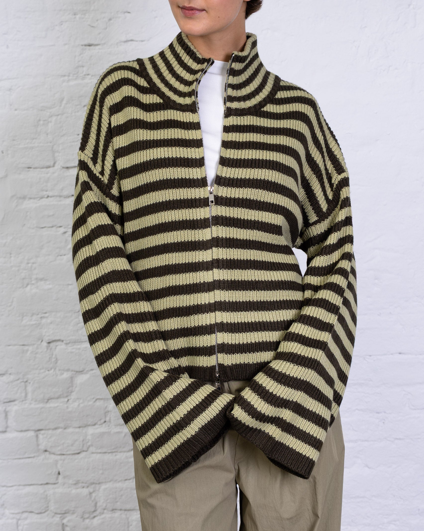 Gestreifte Strickjacke mit weiten Ärmeln