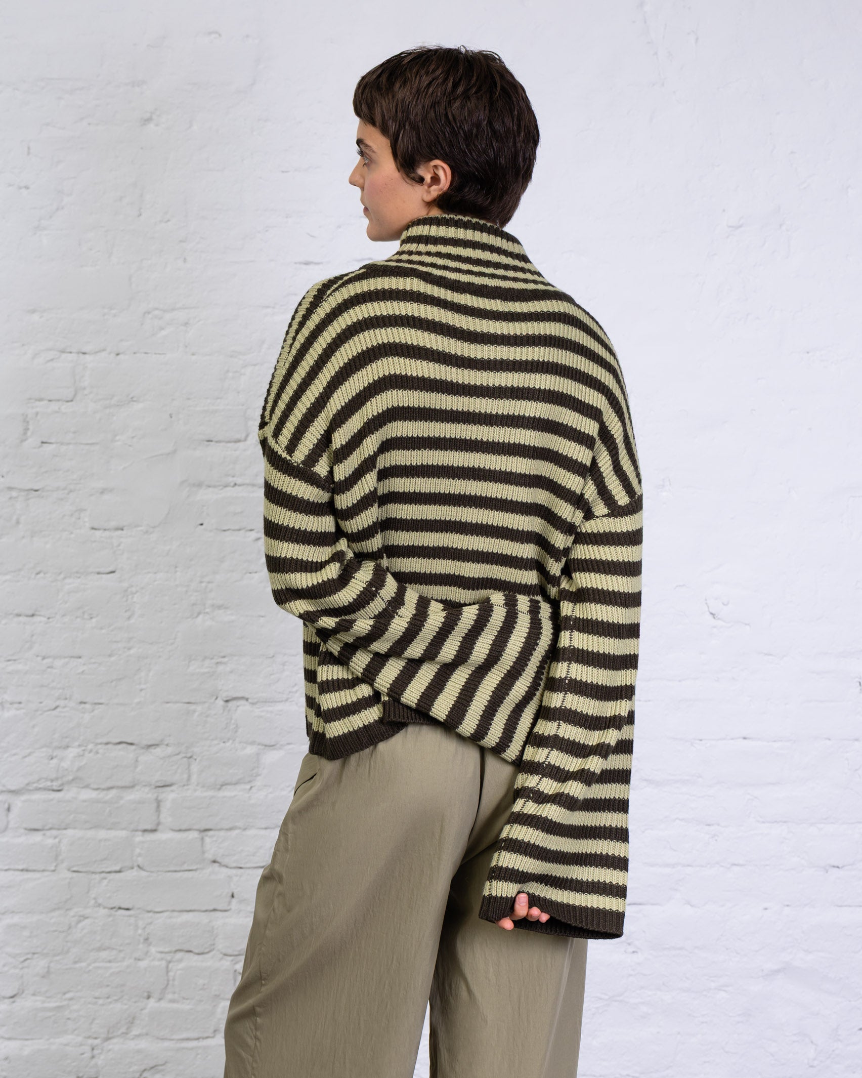 Gestreifte Strickjacke mit weiten Ärmeln