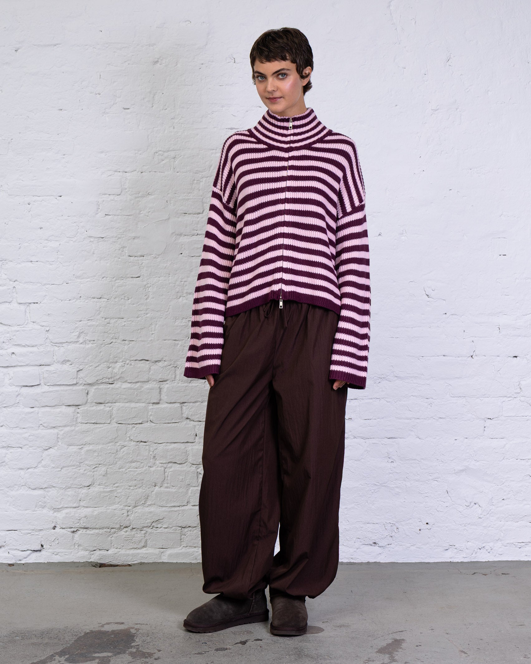 Gestreifte Strickjacke mit weiten Ärmeln