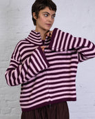 Gestreifte Strickjacke mit weiten Ärmeln