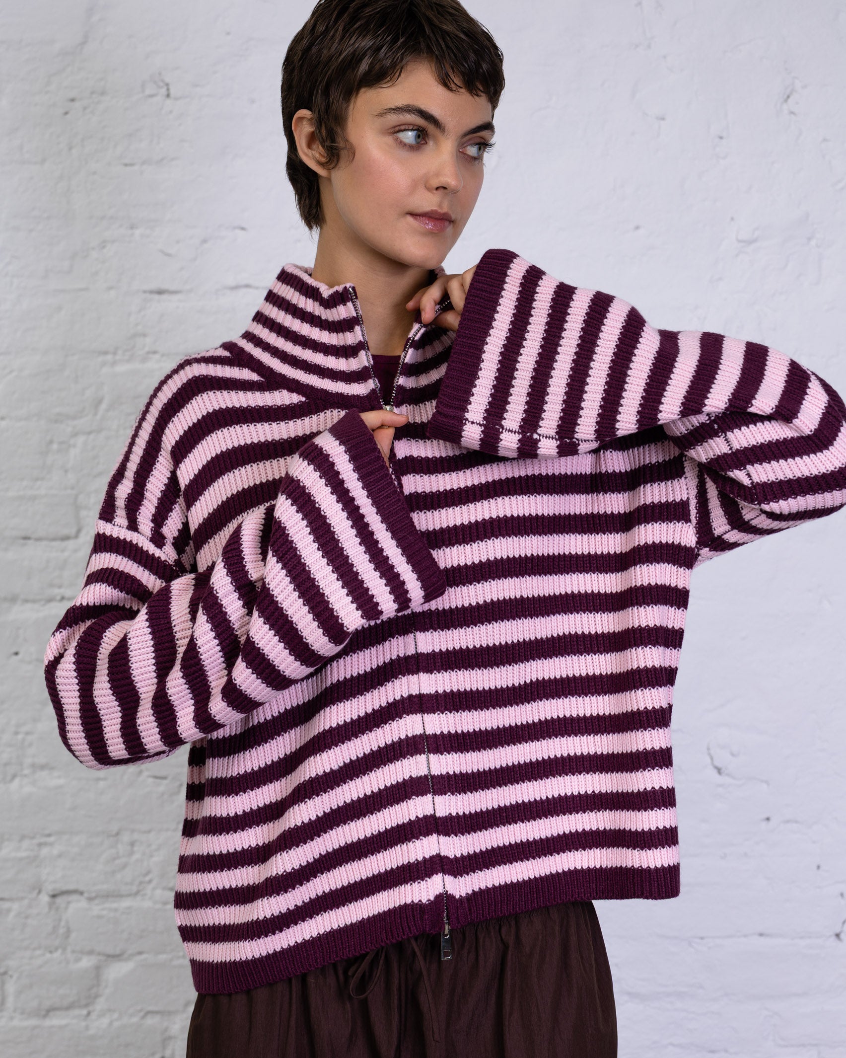 Gestreifte Strickjacke mit weiten Ärmeln
