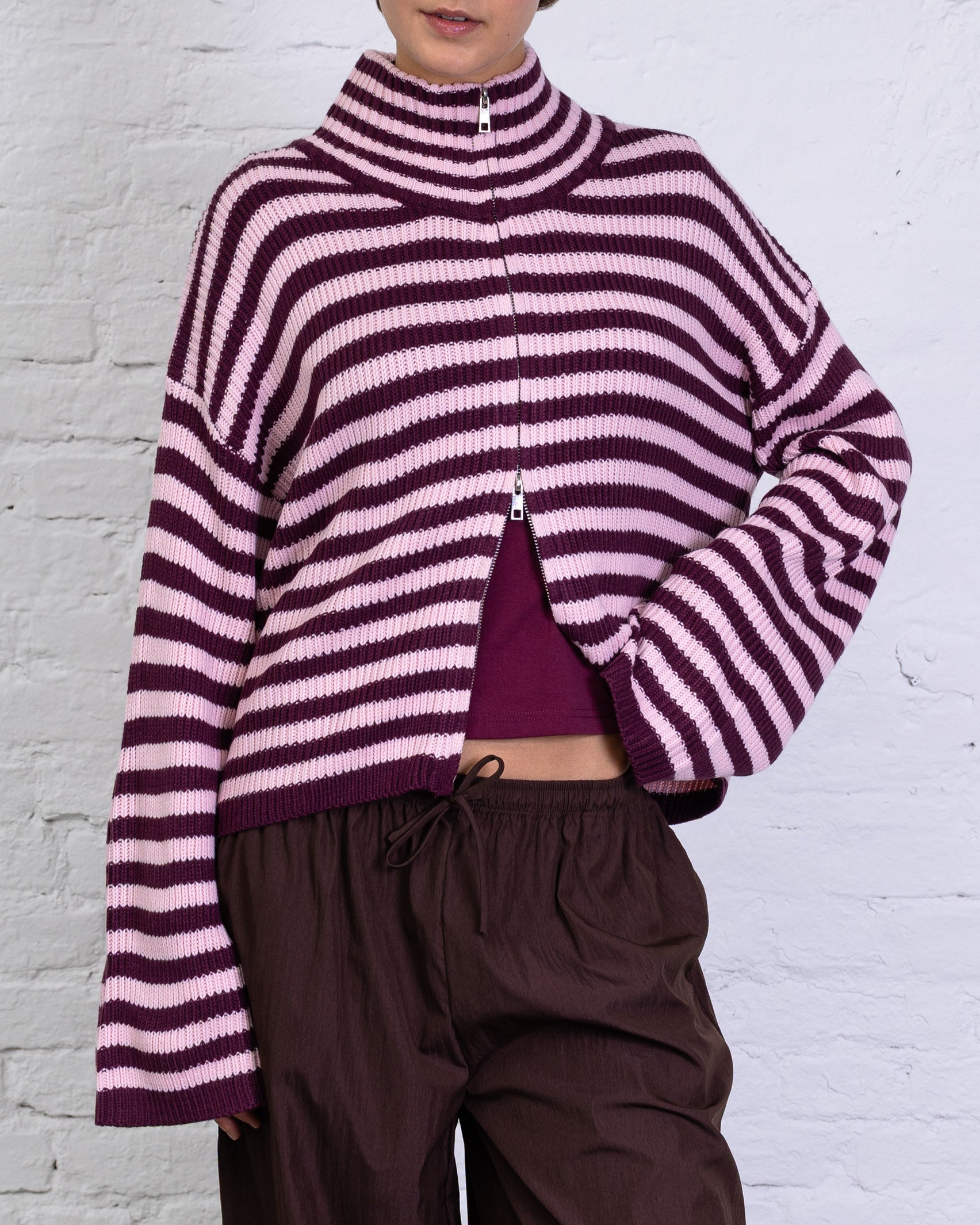 Gestreifte Strickjacke mit weiten Ärmeln