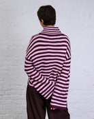 Gestreifte Strickjacke mit weiten Ärmeln