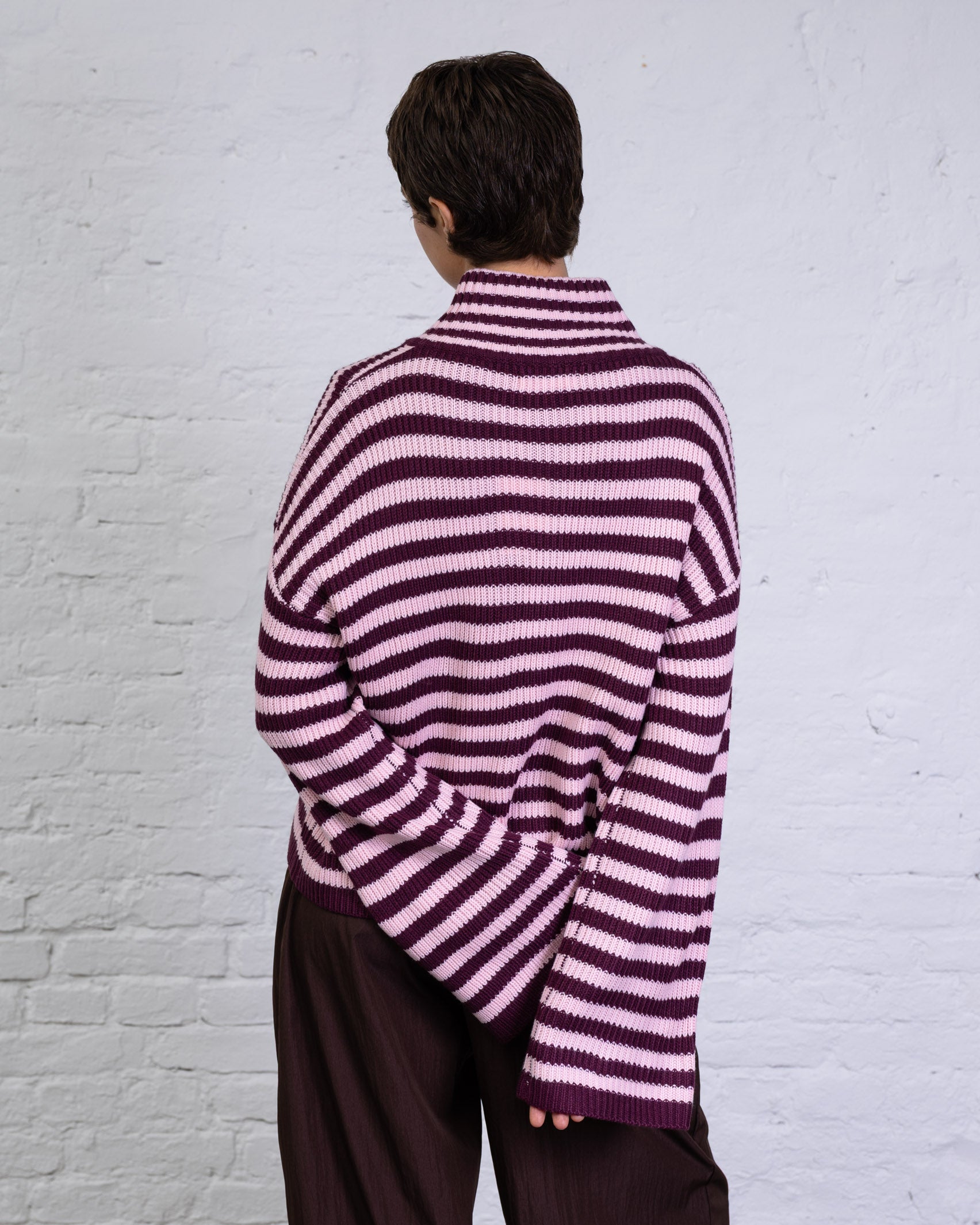 Gestreifte Strickjacke mit weiten Ärmeln