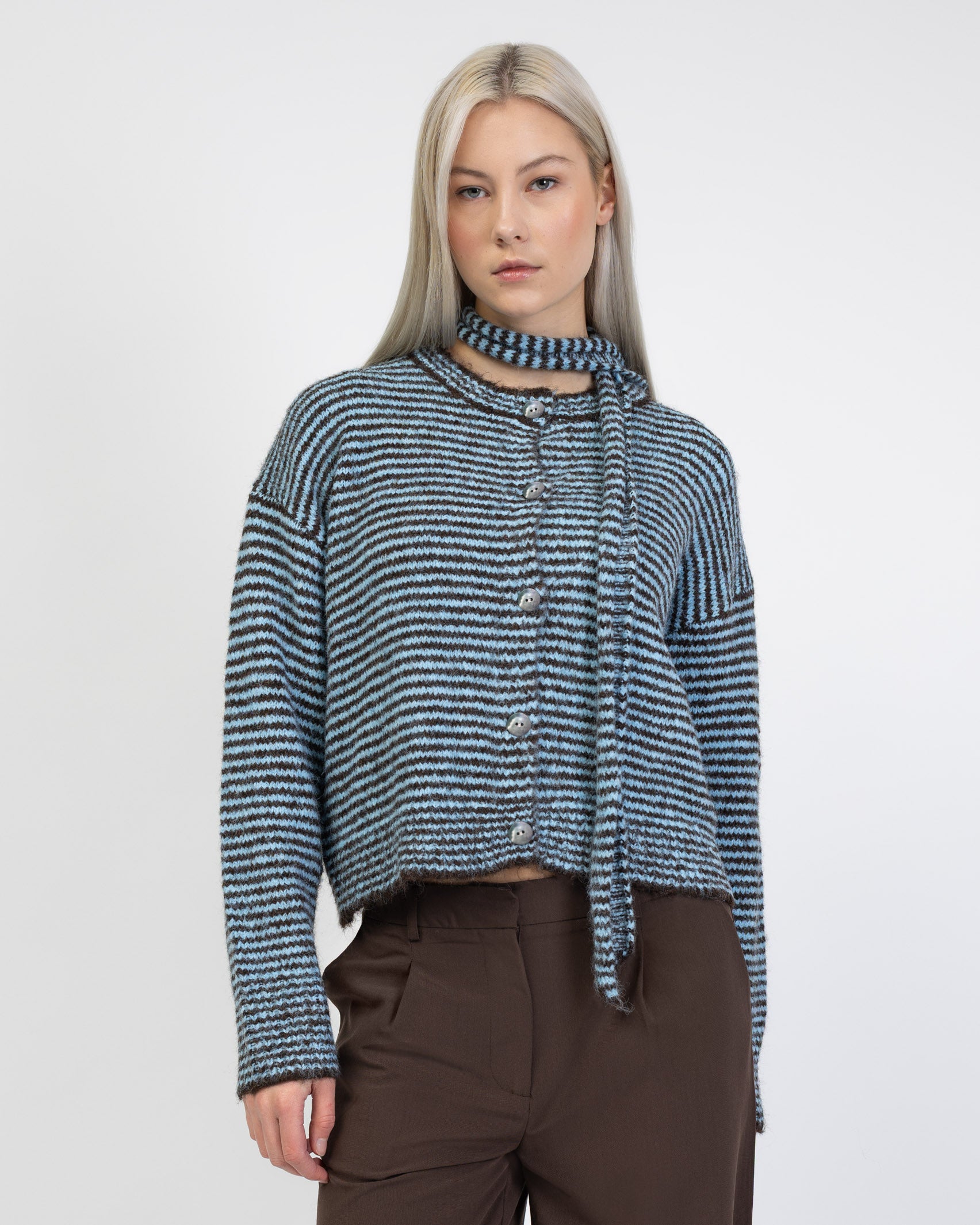 Gestreifte Strickjacke mit Schal