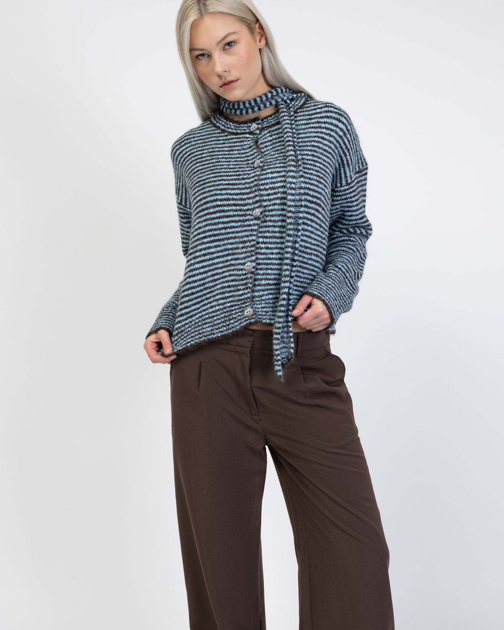 Gestreifte Strickjacke mit Schal