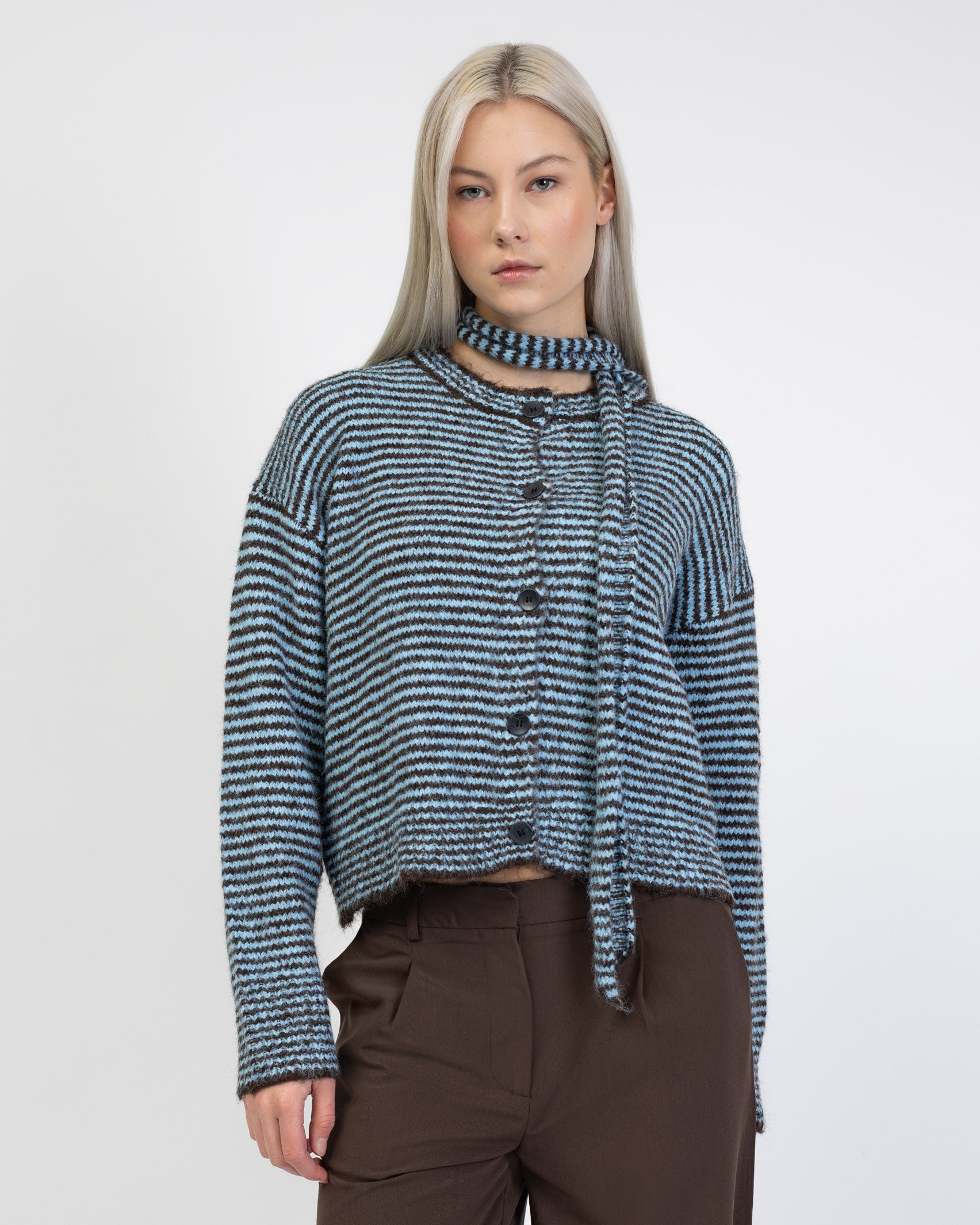 Gestreifte Strickjacke mit Schal