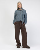 Gestreifte Strickjacke mit Schal