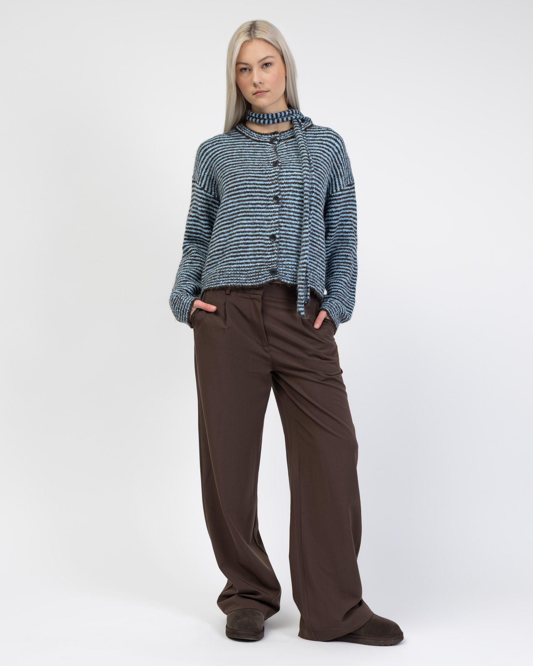 Gestreifte Strickjacke mit Schal