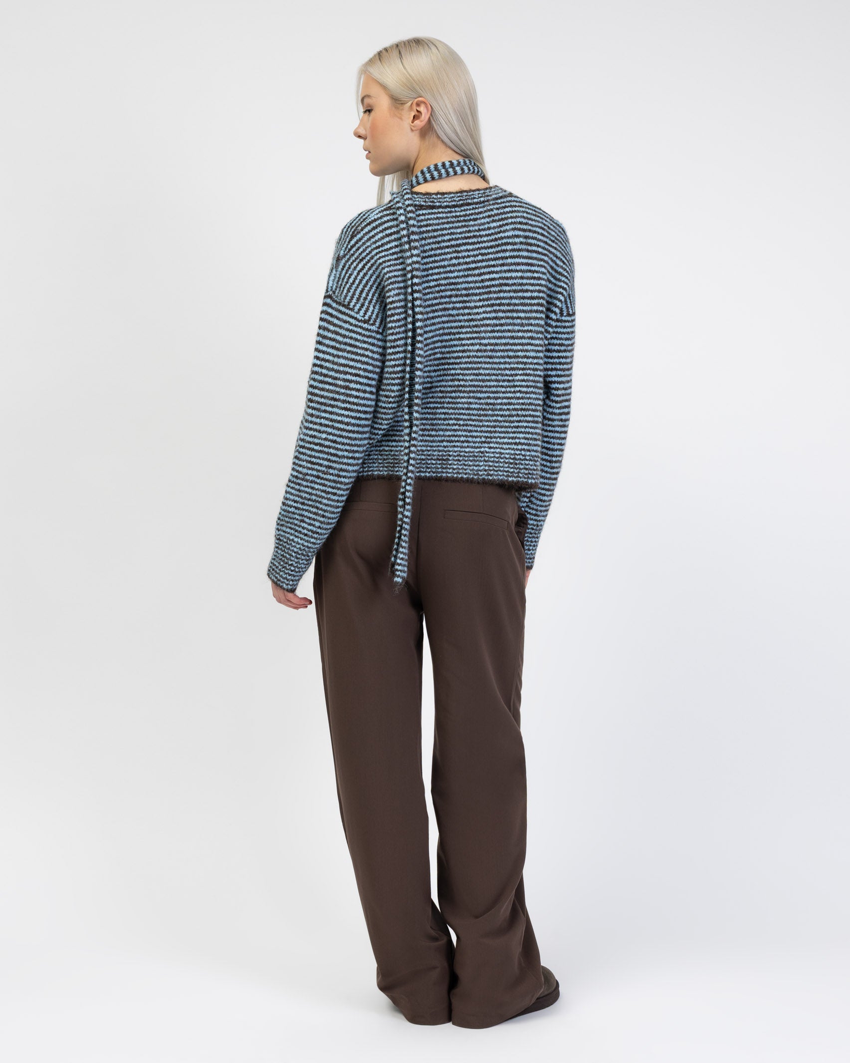 Gestreifte Strickjacke mit Schal