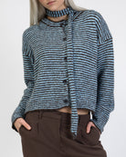 Gestreifte Strickjacke mit Schal