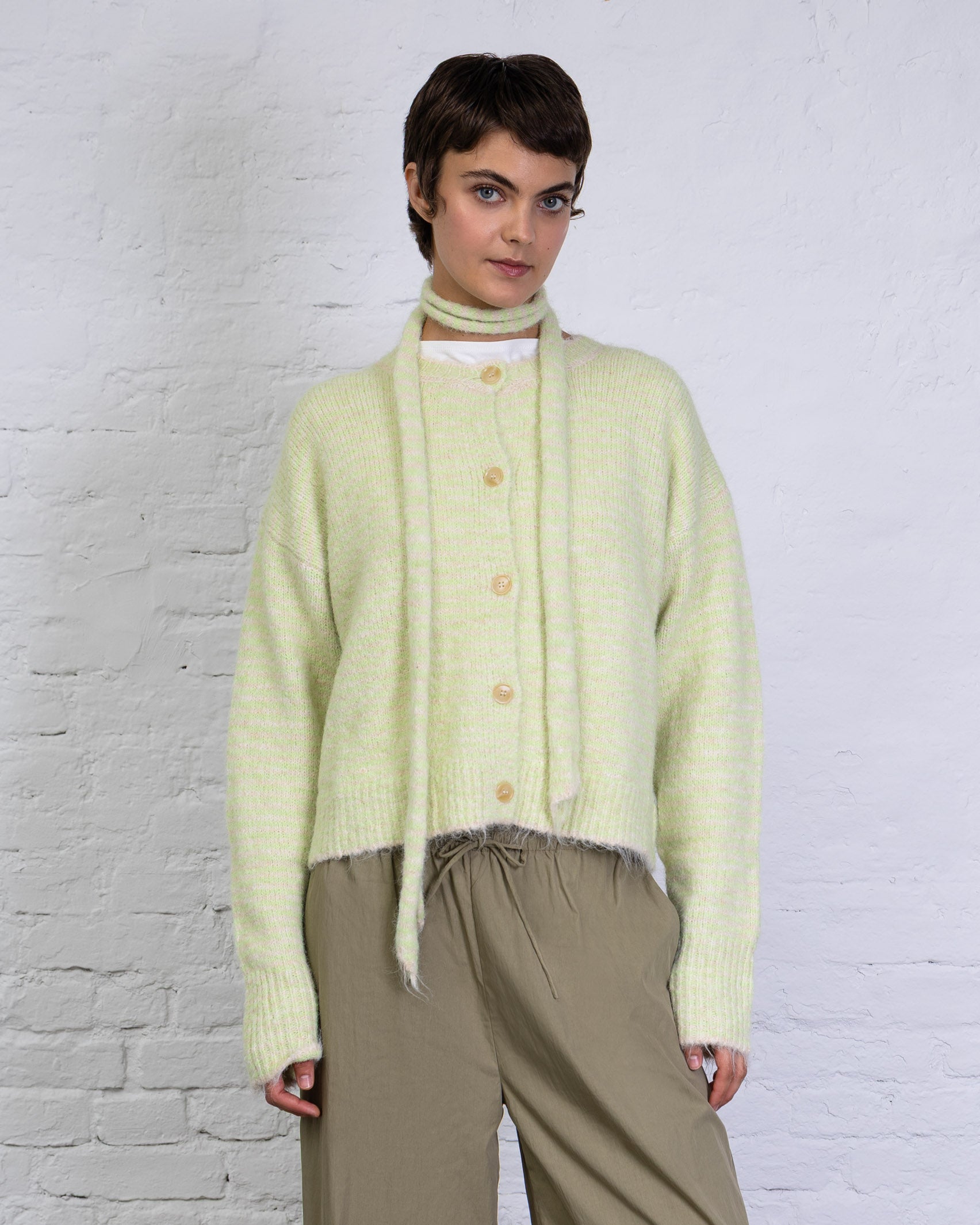 Strickjacke mit dünnen Streifen