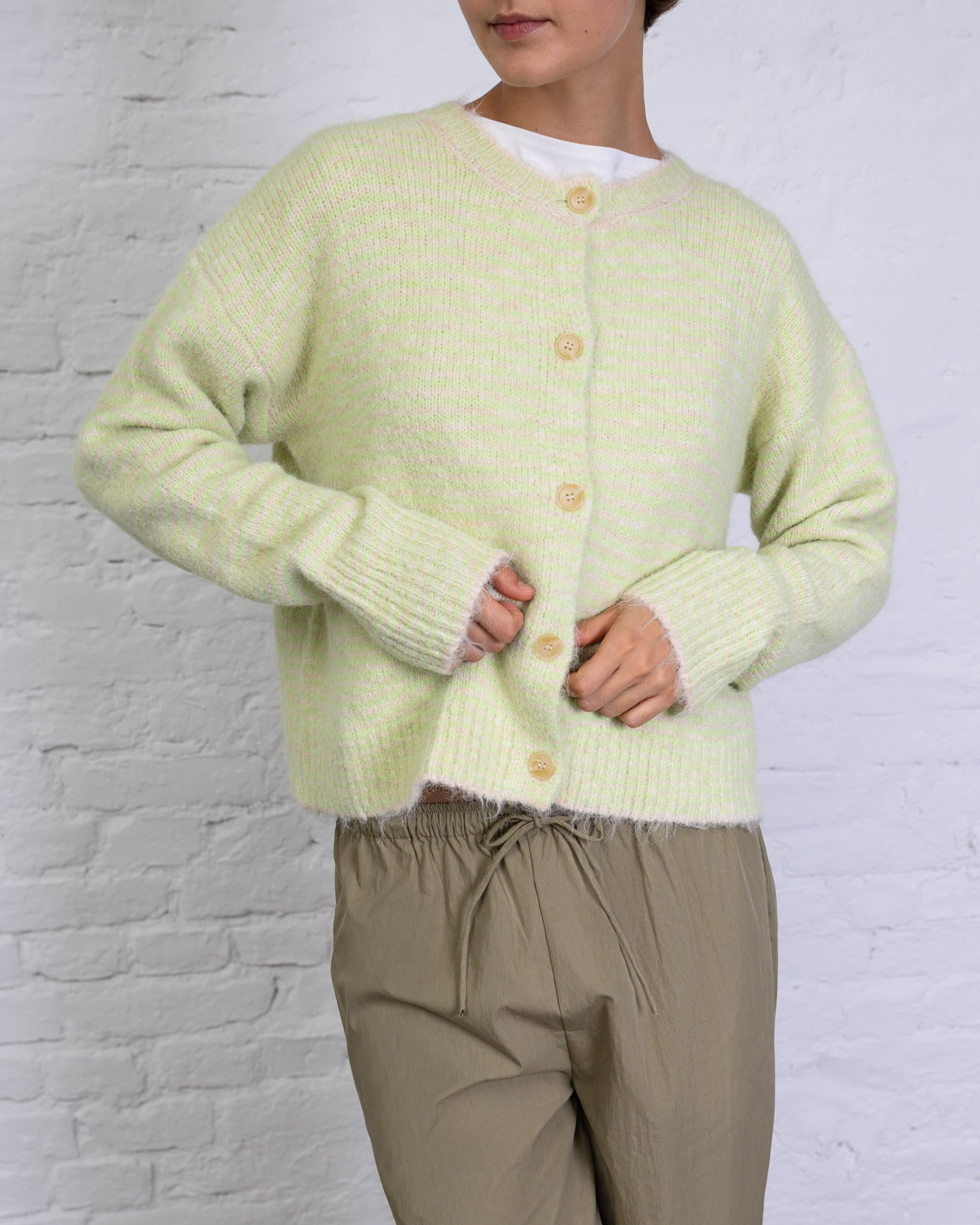 Strickjacke mit dünnen Streifen