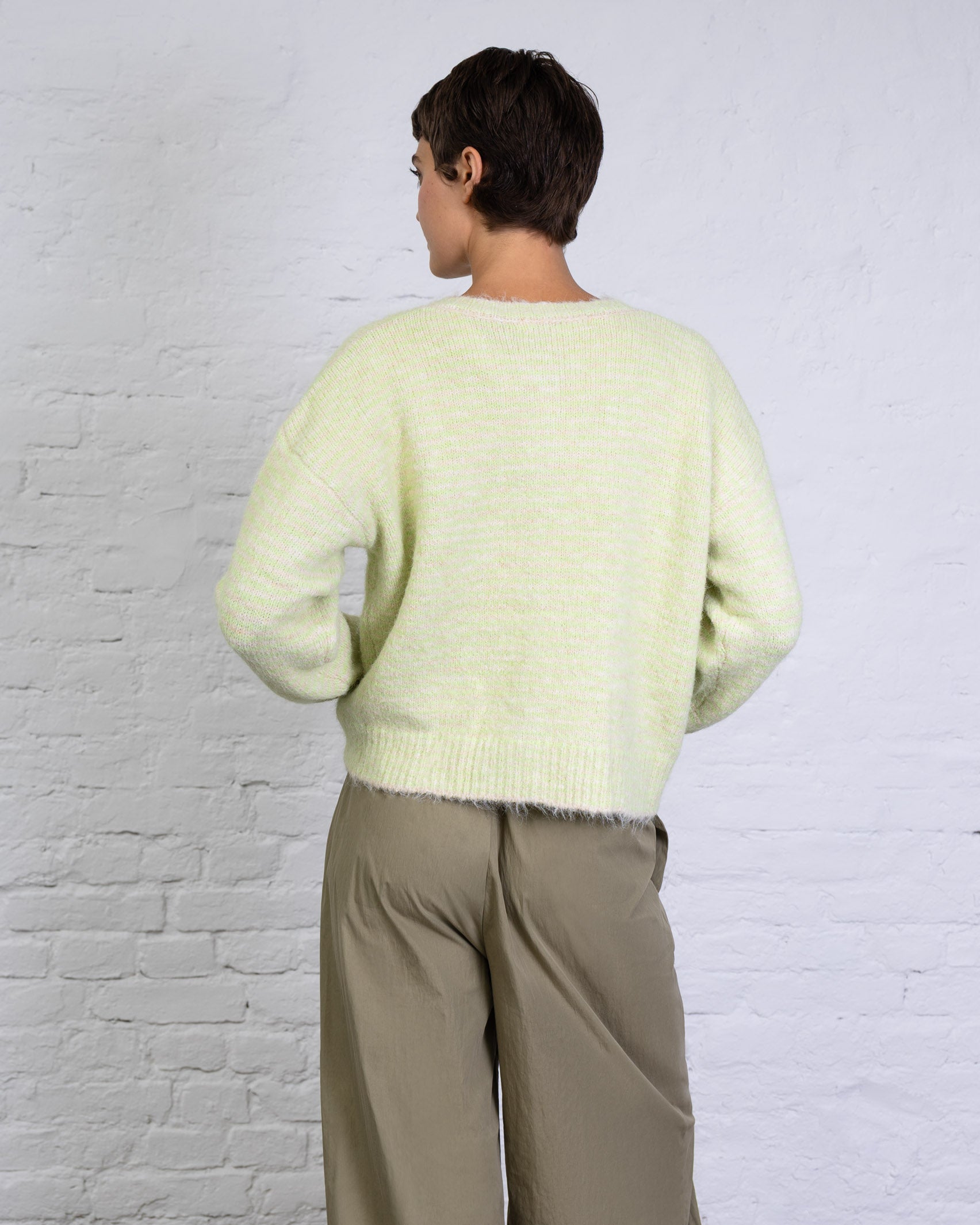Strickjacke mit dünnen Streifen