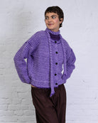 Strickjacke mit dünnen Streifen