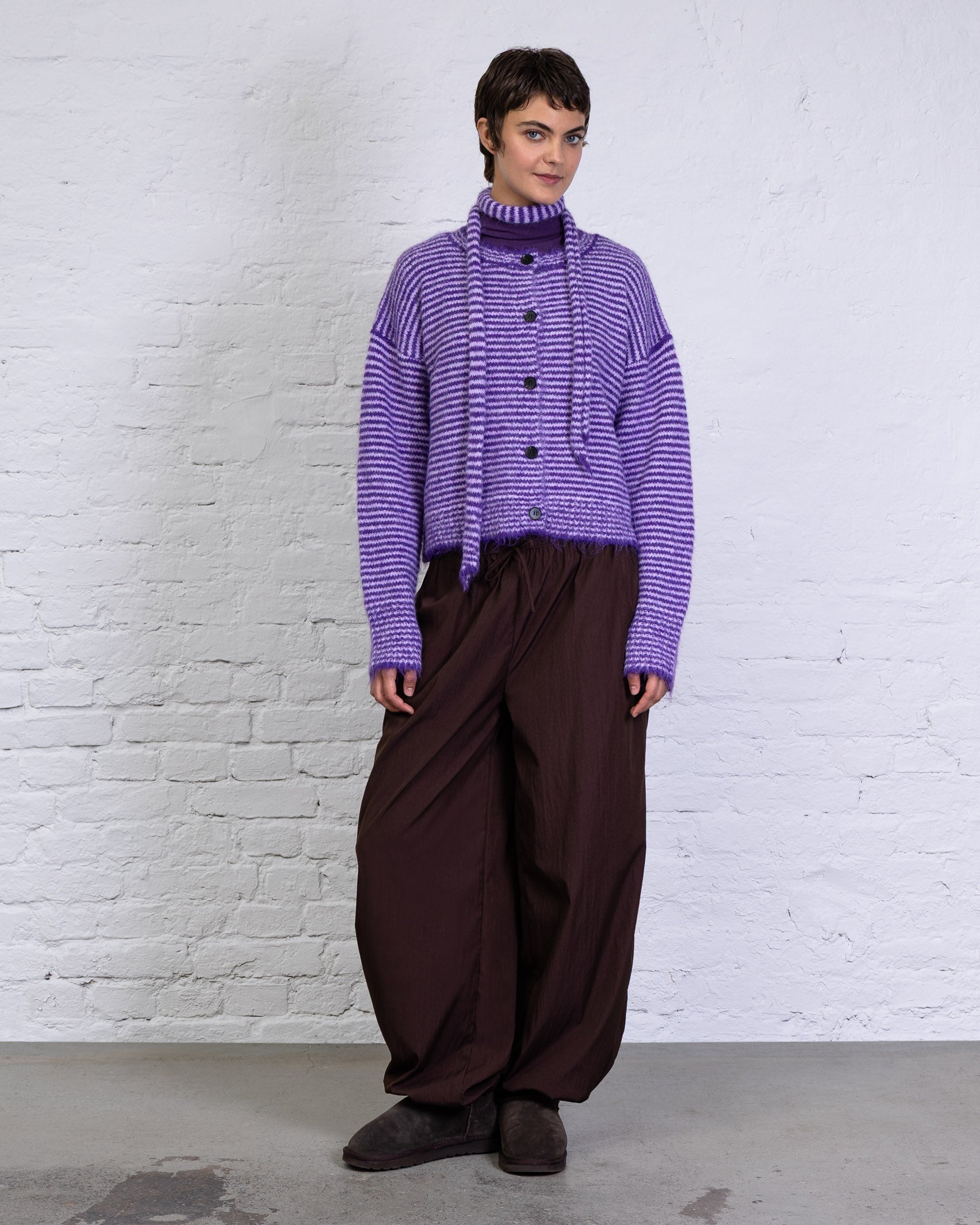 Strickjacke mit dünnen Streifen