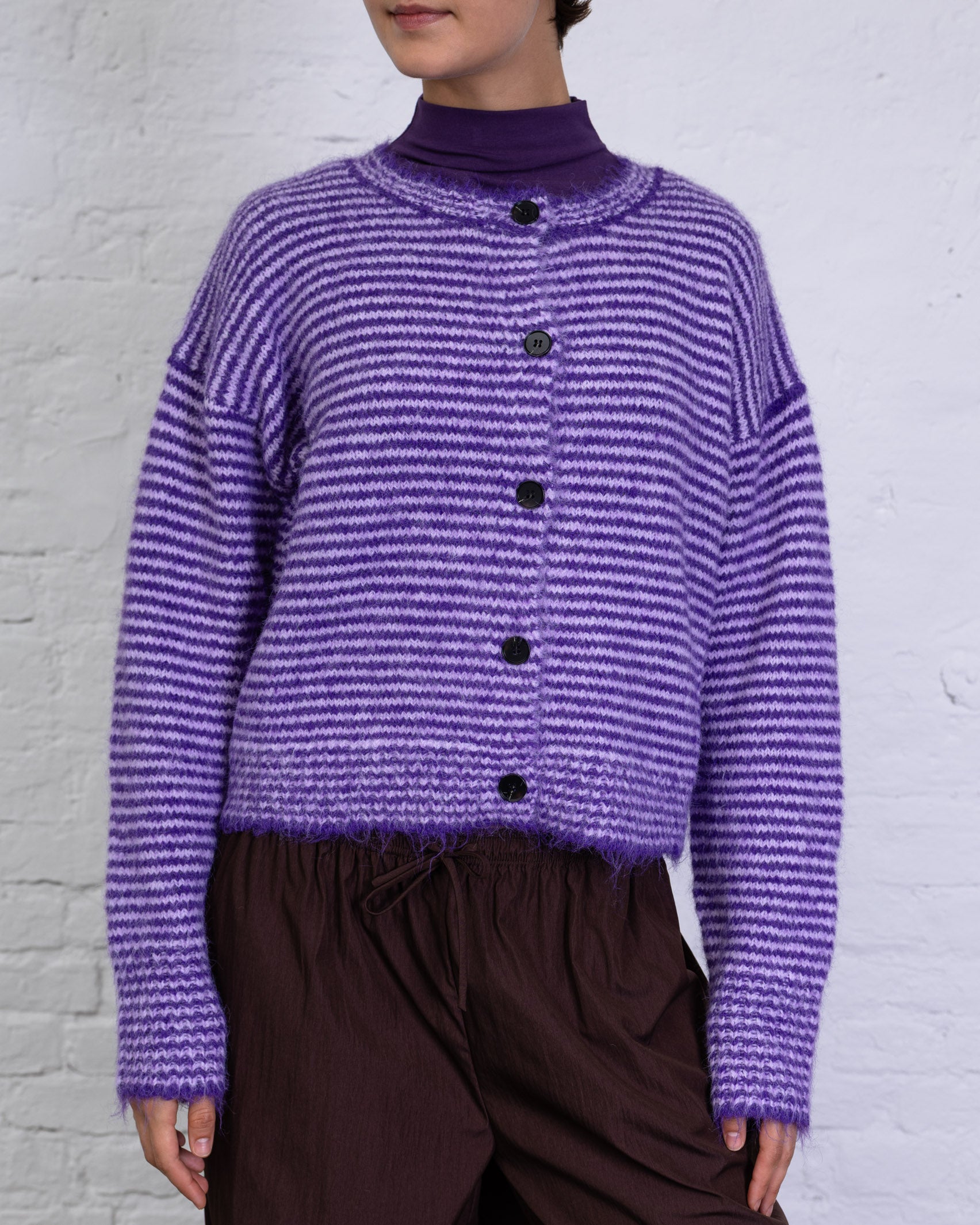 Strickjacke mit dünnen Streifen