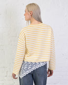 Pullover mit gelb weißen Streifen