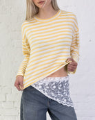 Pullover mit gelb weißen Streifen