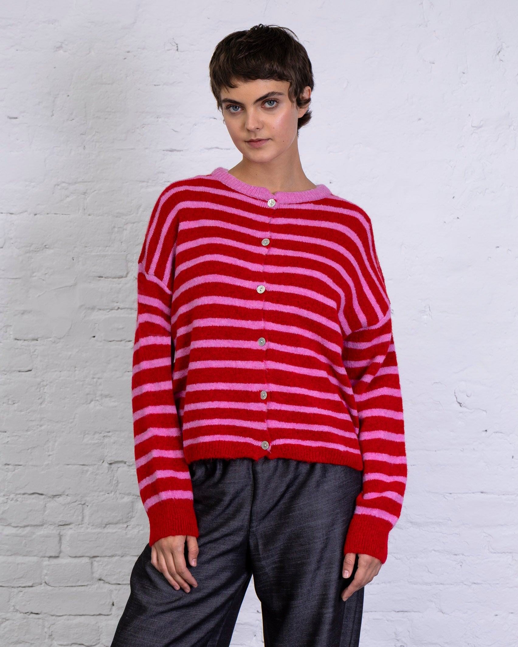 Weiche gestreifte Strickjacke