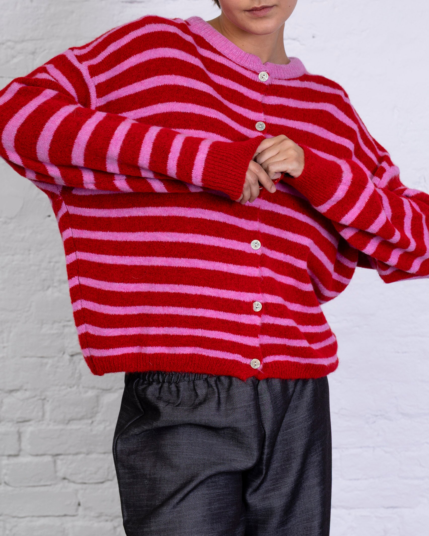 Weiche gestreifte Strickjacke