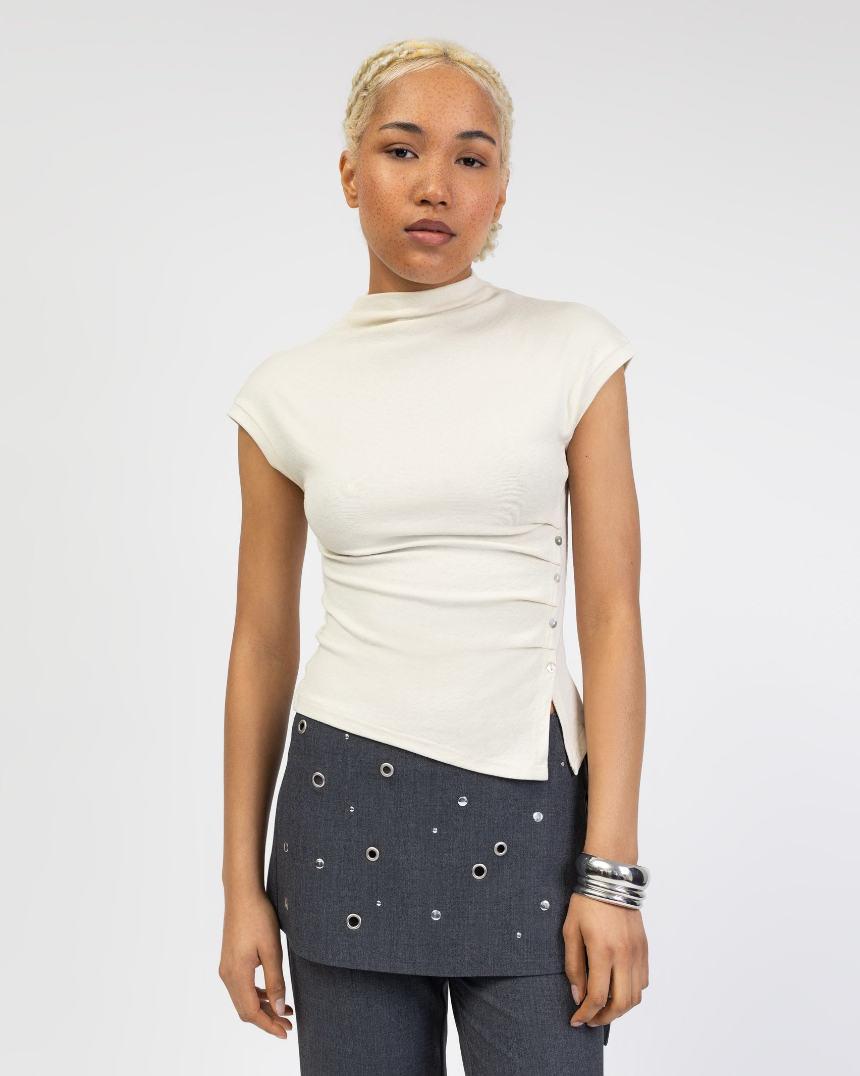 Asymmetrisches Shirt mit hohem Kragen