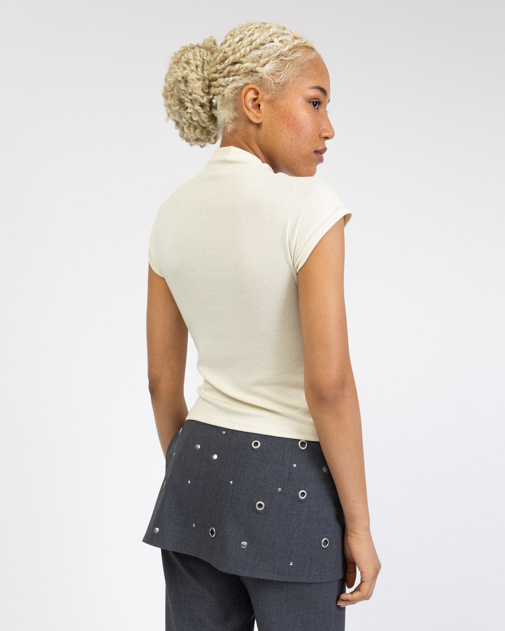 Asymmetrisches Shirt mit hohem Kragen